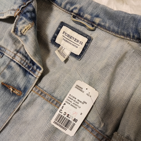 Light wash denim jacket - Picture 2 of 4